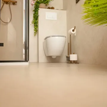 Koupelna s bezespárou vinylovou podlahou v tónu písku, realizace JHD Podlahy