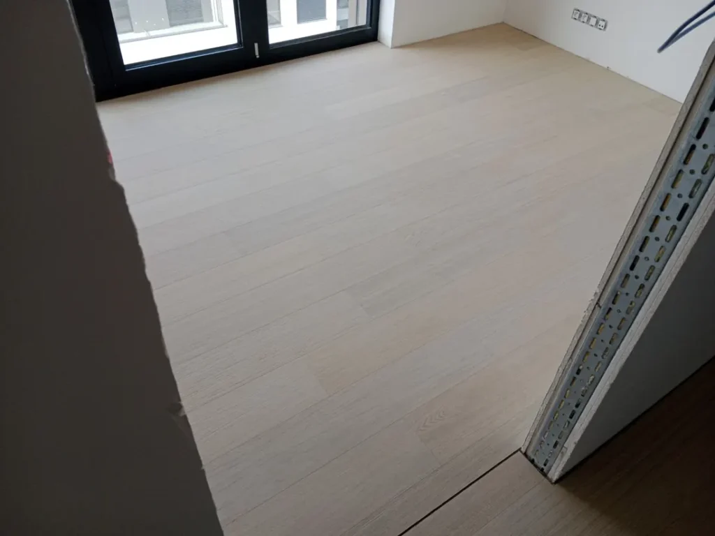 Dřevěná podlaha v chodbě propojující pokoje bytu