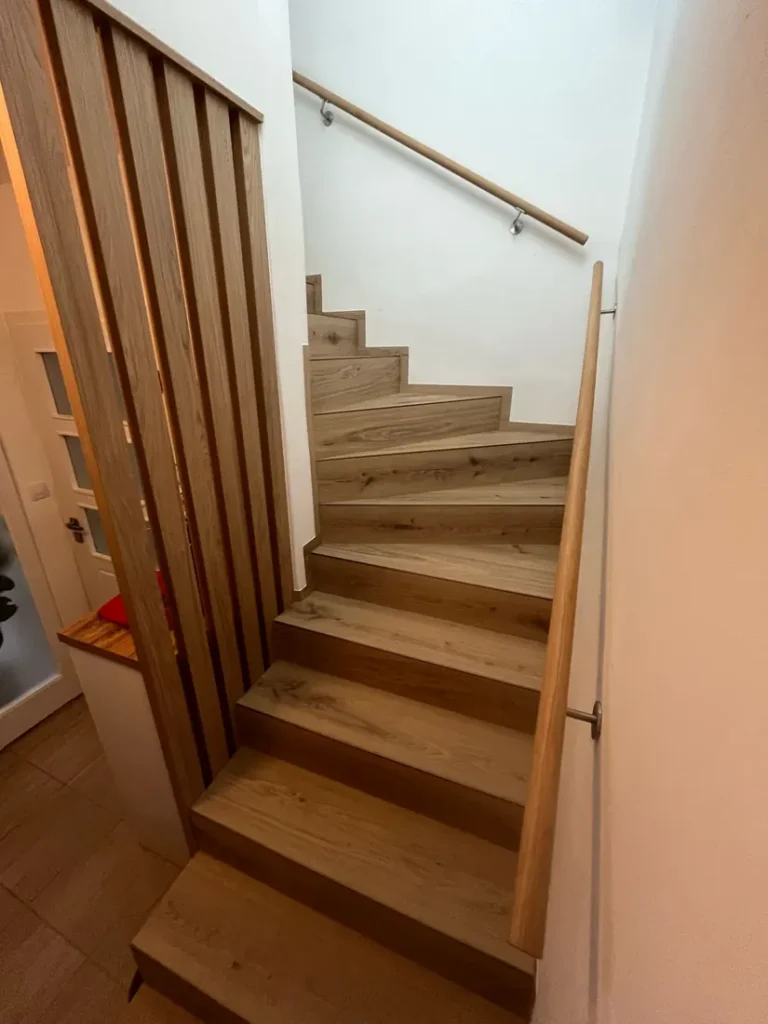 Dřevěné schodiště s podestou a madlem z masivu